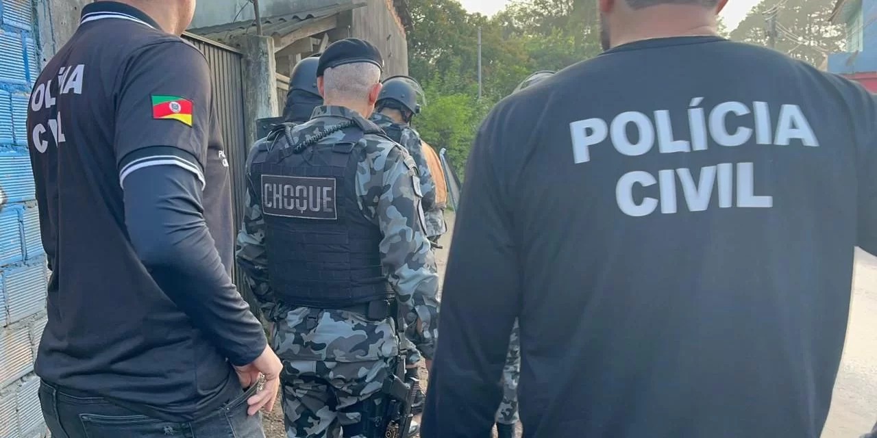 Um carro passando e atirando a esmo pelas ruas de Porto Alegre. Foi assim que o diretor do Departamento de Homicídios (Dhpp), delegado&nbsp;Mário Souza, recontou&nbsp;o ataque que vitimou os irmãos&nbsp;Marina [&hellip;]