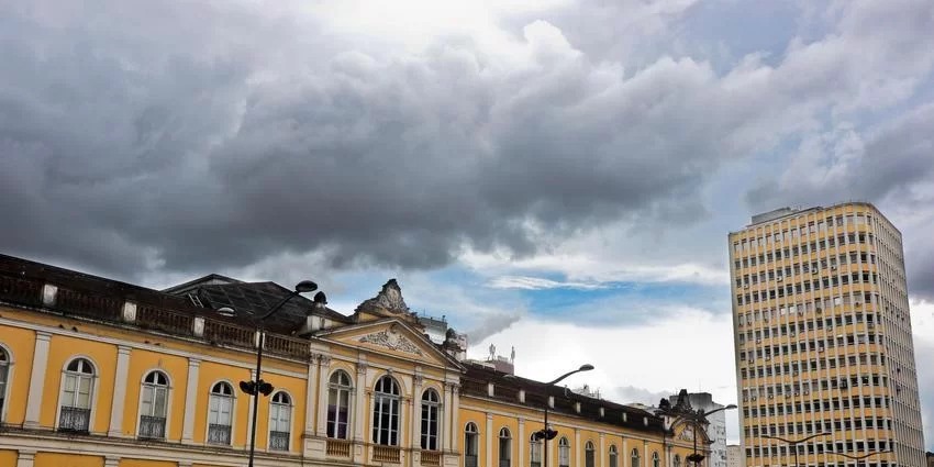 Períodos de céu nublado irão predominar na maior parte do Estado O mês de novembro começa com nebulosidade e instabilidade nesta quarta-feira no&nbsp;Rio Grande do Sul.&nbsp;O sol chega a aparecer [&hellip;]