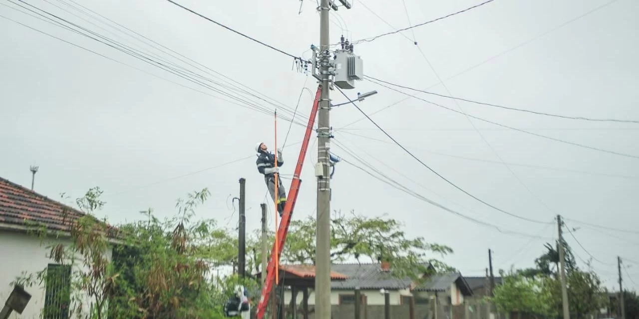 O Rio Grande do Sul sofrerá com os efeitos de um&nbsp;ciclone neste sábado. Os ventos se intensificam sobre o Atlântico a Leste e ao Sudeste do Chuí.&nbsp; Conforme a MetSul, [&hellip;]