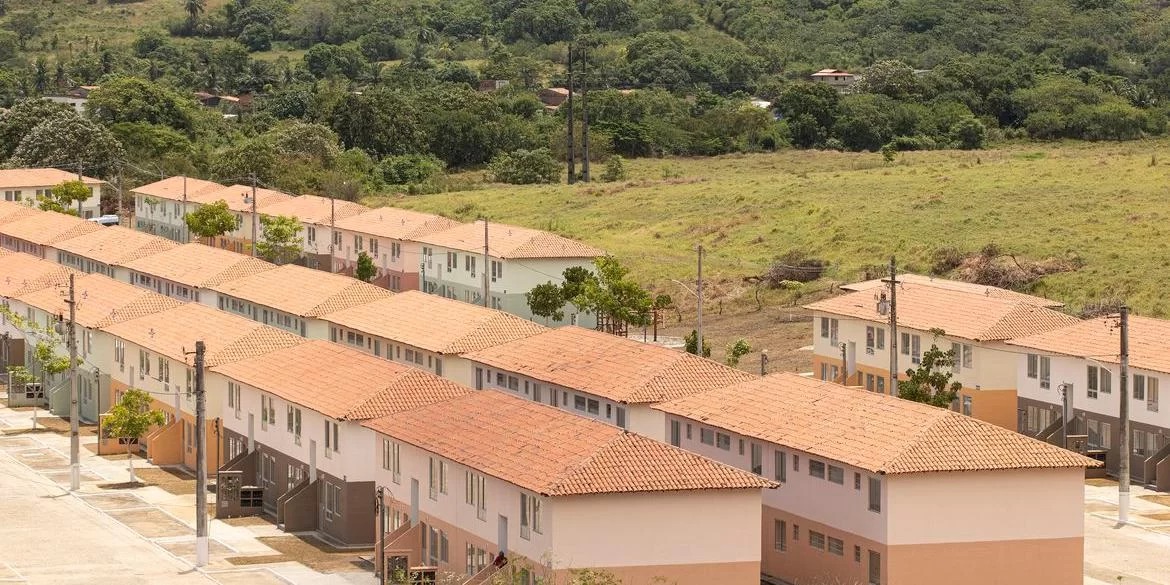 Ogoverno&nbsp;estuda incluir famílias com renda mensal de até R$ 12 mil no Minha Casa, Minha Vida. De acordo com o ministro das Cidades, Jader Filho, a demanda partiu do&nbsp;presidente Luiz [&hellip;]