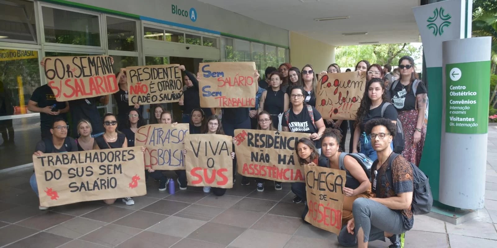 Médicos residentes multiprofissionais realizam, nesta sexta-feira, paralisações junto a diversos hospitais pelo país em razão da falta de pagamento, por parte do Ministério da Saúde, das bolsas-auxílio de R$ 3.656,00 [&hellip;]