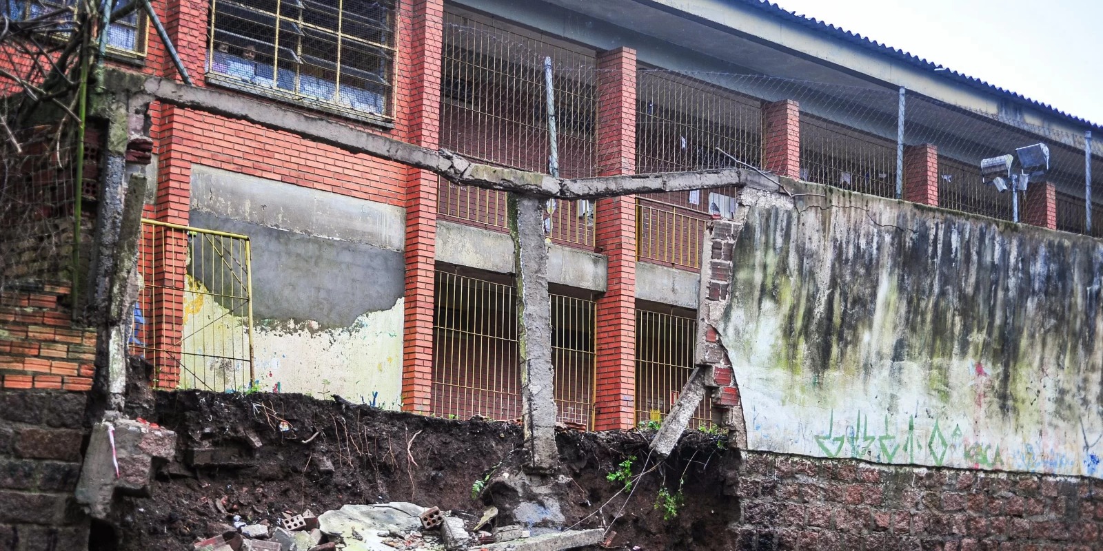 Um muro que fica na escola estadual Doutor Martins Costa Júnior caiu nesse domingo em Porto Alegre. A escola fica no bairro Partenon, na zona Leste da cidade. A chuva [&hellip;]