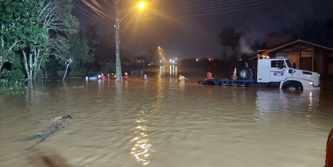Duas mulheres morreram em&nbsp;Santa Catarina&nbsp;após um carro que invadiu uma área alagada ser arrastado pela enchente em Taió, no Alto Vale do Itajaí, de acordo com informações do jornalista Lucas [&hellip;]