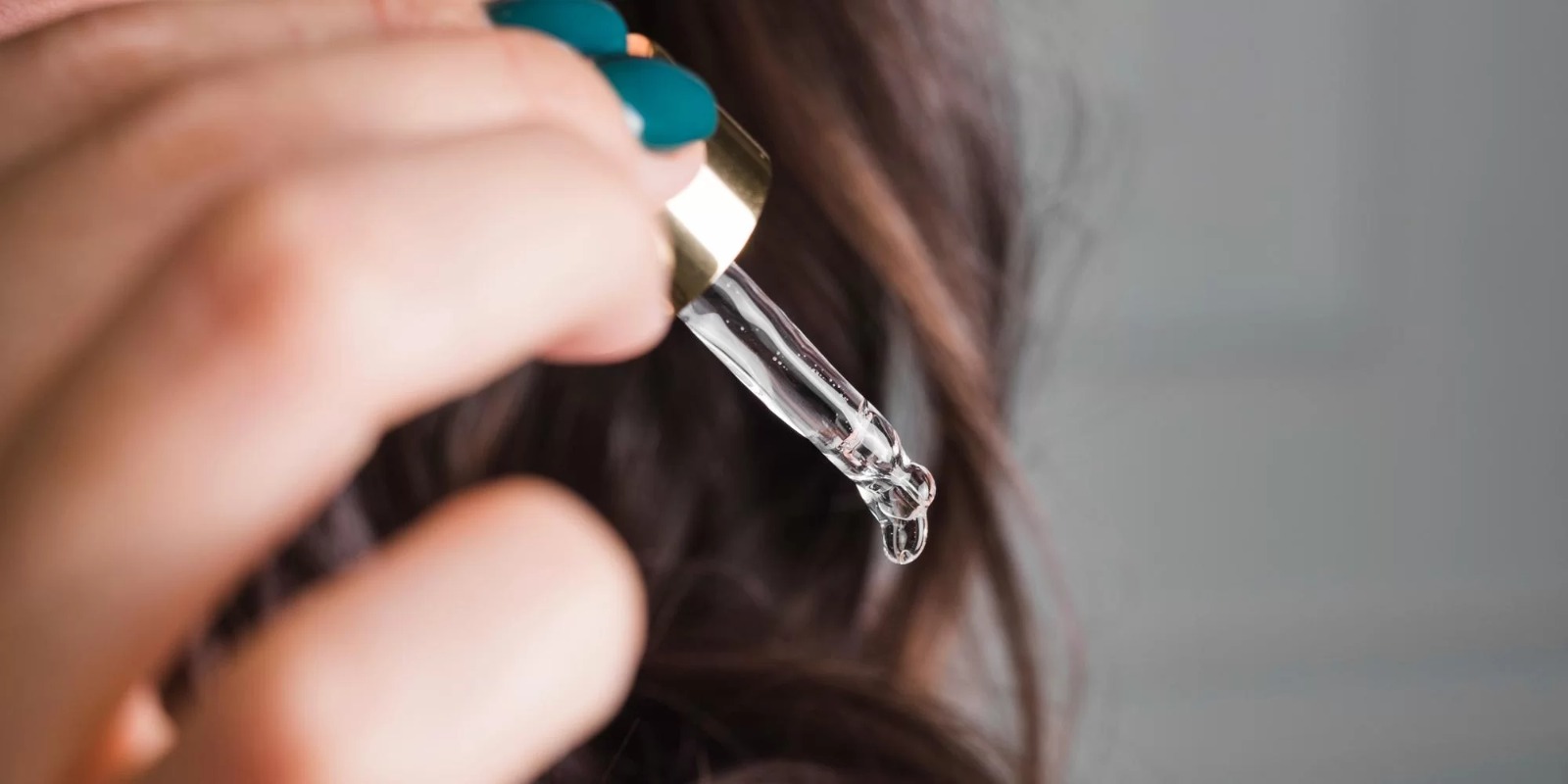 Nas prateleiras das perfumarias existem diversas opções de óleos e séruns capilares que prometem cabelos bonitos e hidratados. Contudo, com tanta variedade, a real finalidade destes produtos pode ficar confusa [&hellip;]