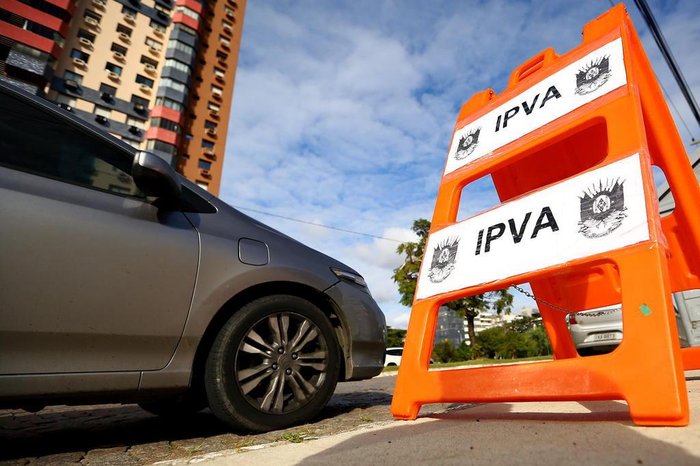 Quitação antecipada do tributo pode gerar redução de até 28% no RS Esta quinta-feira (28) é o&nbsp;prazo final&nbsp;para pagar o Imposto sobre a Propriedade de Veículos Automotores (IPVA) 2024 com [&hellip;]