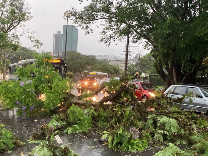 Ao meio-dia, eram 227 mil clientes afetados pela falta de energia; pelo menos cinco regiões foram afetadas O temporal que atingiu diversas localidades na madrugada e início da manhã desta [&hellip;]