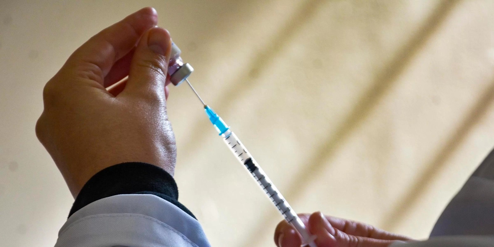 A Agência Nacional de Vigilância Sanitária (Anvisa) aprovou, nesta segunda-feira, o registro de uma vacina indicada para a prevenção da doença do trato respiratório inferior, causada pelo vírus sincicial respiratório [&hellip;]