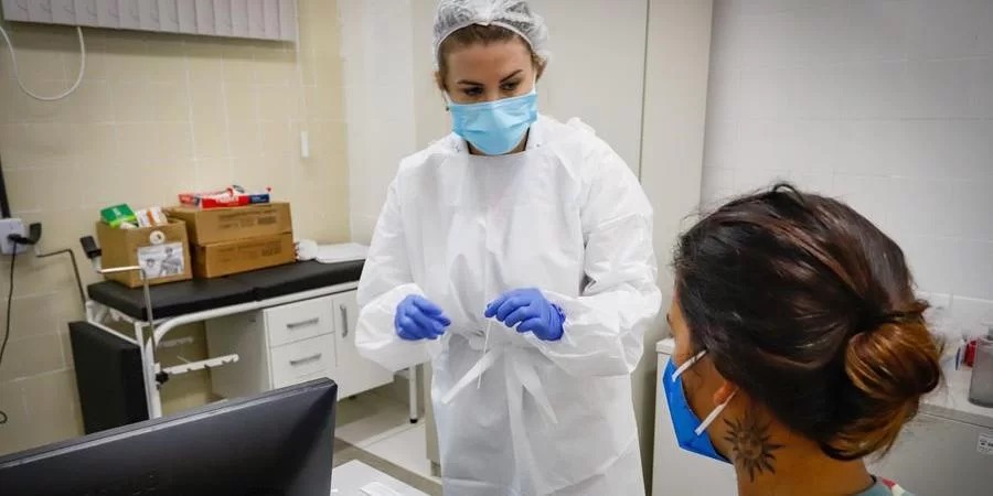 O novo Boletim InfoGripe divulgado pela Fundação Oswaldo Cruz (Fiocruz) mostra a permanência dos cenários variados no quadro das Síndromes Respiratórias Agudas Graves (SRAG) por Covid-19 no país. Assim como [&hellip;]