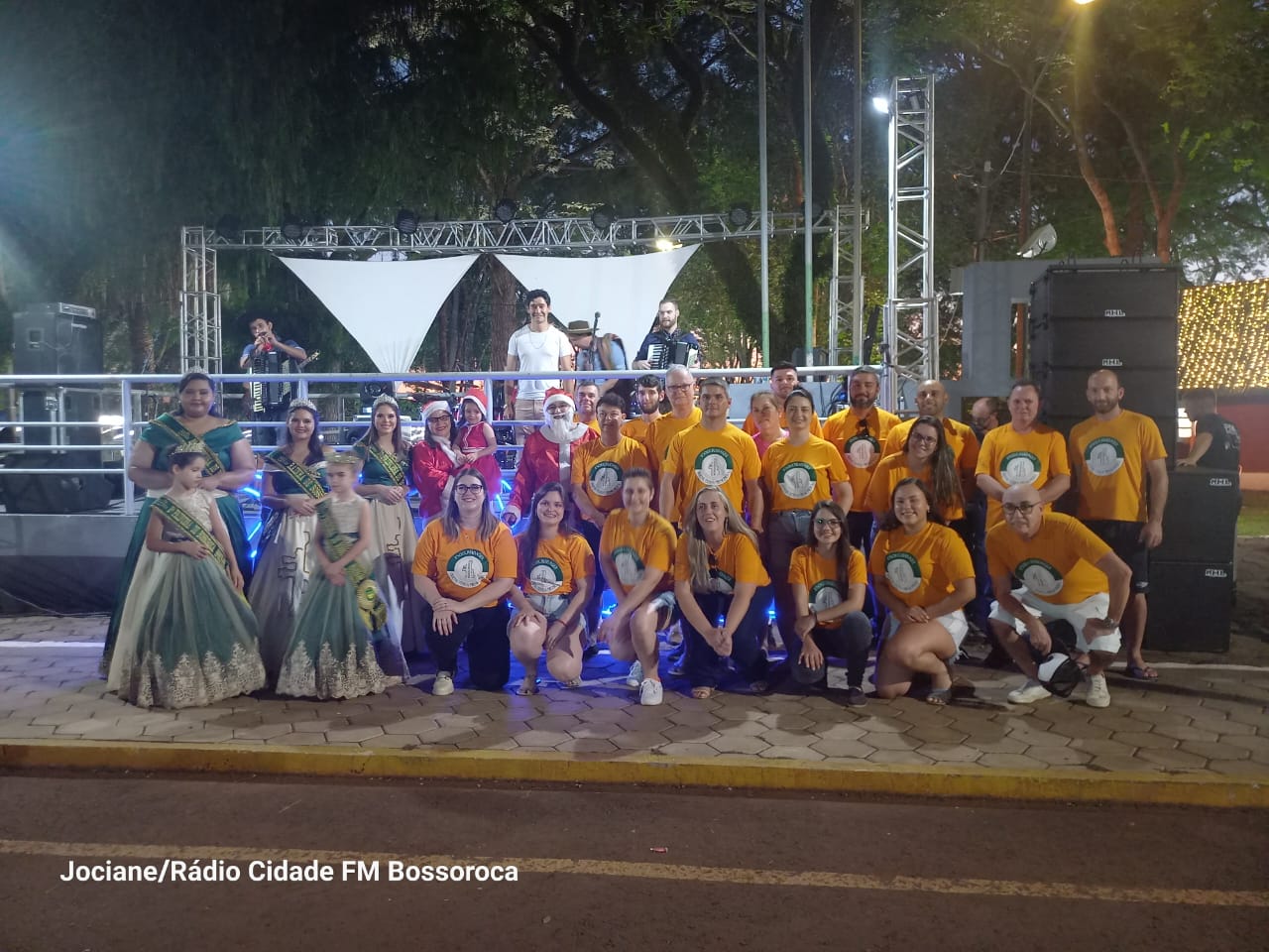 Foto: Rádio Cidade FM 87.9 de Bossoroca A Prefeitura Municipal de Bossoroca realizou na noite de quinta-feira dia 21 de dezembro o encerramento das programações do Natal Missioneiro, na Praça [&hellip;]