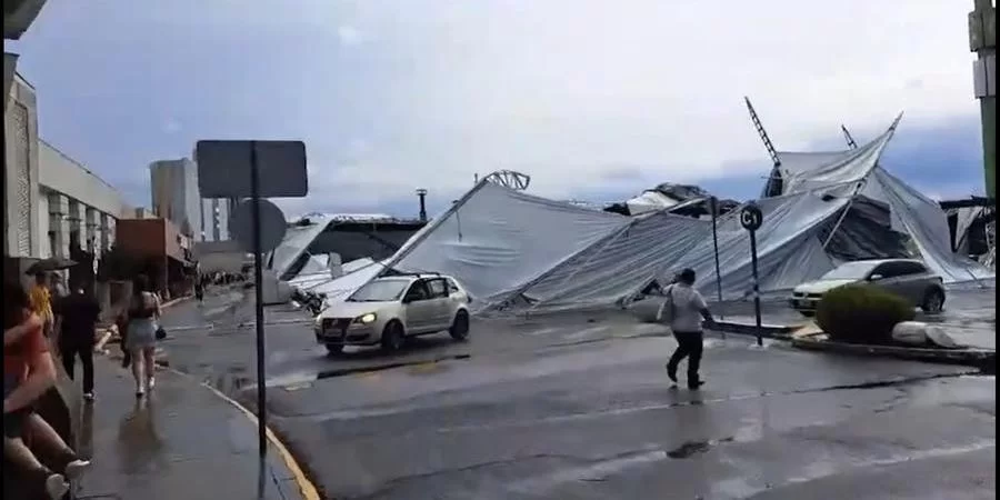 Após dias de intenso calor, um temporal com fortes ventos e chuva intensa atingiu o Rio Grande do Sul nesta sexta-feira. Diversas regiões foram afetadas. Na cidade de&nbsp;Augusto Pestana,&nbsp;uma mulher [&hellip;]
