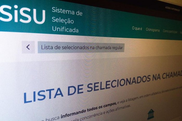 Resultado final deverá ser divulgado no dia 30 de janeiro Estudantes têm até esta quinta-feira (25), às 23h59, para fazer a inscrição&nbsp;no Sistema de Seleção Unificada (Sisu) 2024.&nbsp;Eles devem conferir [&hellip;]