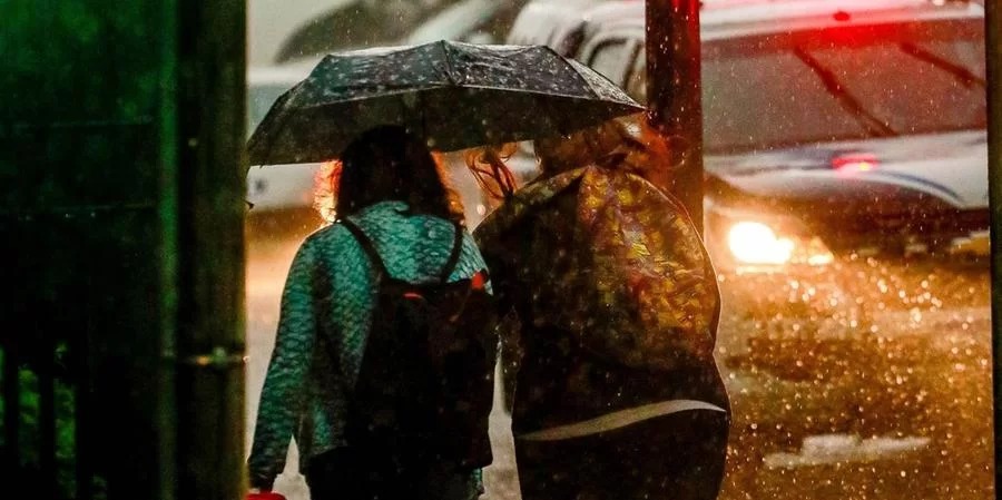 Sol aparece no começo do dia, mas tempo deve nublar e trazer chuva O sol aparecerá com nuvens nesta sexta-feira em quase todo o Rio Grande do Sul, mas o [&hellip;]