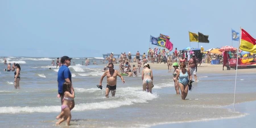 Estado deve registrar máximas acima de 30°C em diversas localidades O sol predomina e o calor prossegue no Rio Grande do Sul nesta sexta-feira. O dia será de tempo ensolarado [&hellip;]