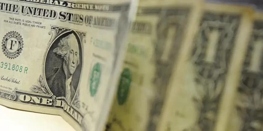 O dólar à vista abriu a semana em leve queda no mercado doméstico de câmbio, alinhado ao sinal predominante de baixa da moeda americana no exterior, incluindo pares latino-americanos do [&hellip;]