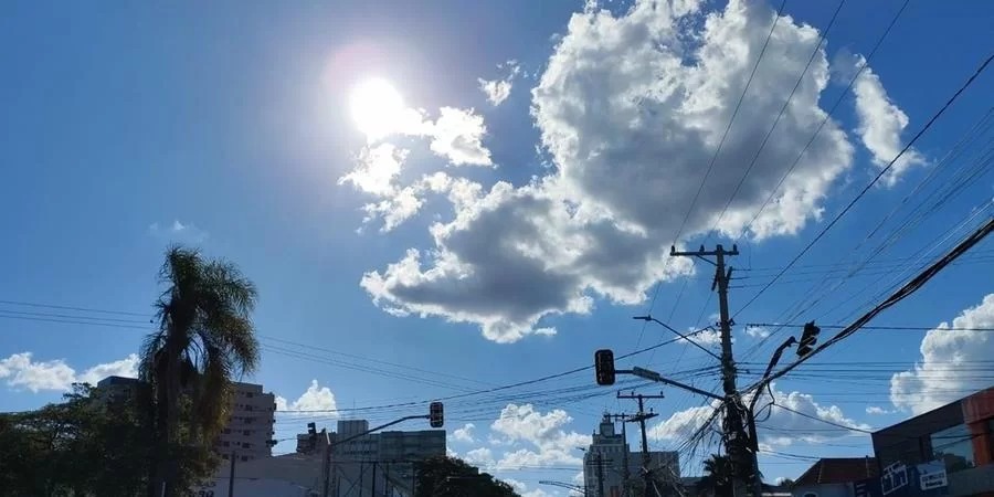 O sol aparece em todo o Rio Grande do Sul neste sábado, embora acompanhado por nuvens esparsas. Uma massa de ar quente segue atuando no estado e traz mais um [&hellip;]