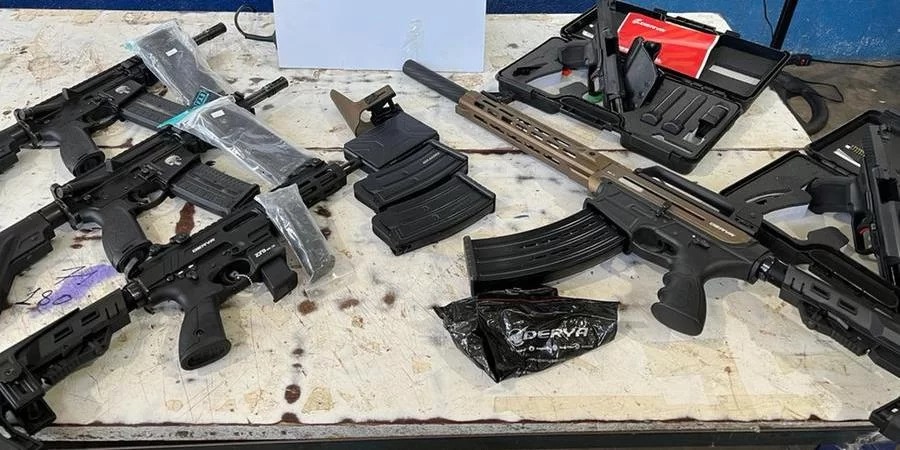 Arsenal estava dentro de ônibus abordado em Santa Terezinha de Itaipu, no Paraná A Polícia Civil anunciou, nesta segunda-feira, que foram apreendidas armas de grosso calibre, escondidas em um ônibus, [&hellip;]