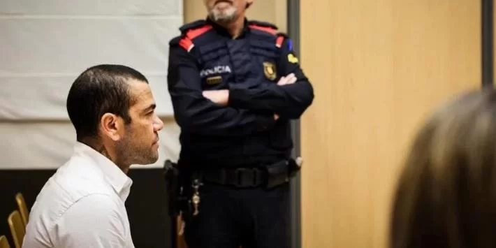 O brasileiro Daniel Alves, condenado a quatro anos e meio de prisão por estupro, solicitou sua liberdade provisória enquanto aguarda a sentença definitiva e afirmou que não fugiria da Espanha, [&hellip;]