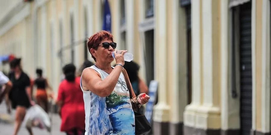 Grande Porto Alegre deve ter máximas de 35ºC e Uruguaiana deve chegar a 37°C Ar ainda mais quente começa a ingressar no Rio Grande do Sul nesta terça-feira, o que [&hellip;]