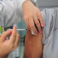Imunizante estará disponível para os públicos alvo Com alta no número de óbitos e casos de influenza, o RS vai […]