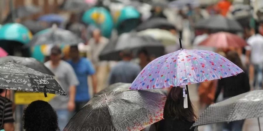 No Oeste e no Sul, há risco de temporais com raio e queda de granizo O avanço de uma frente fria traz aumento de nuvens e chuva para a maioria [&hellip;]
