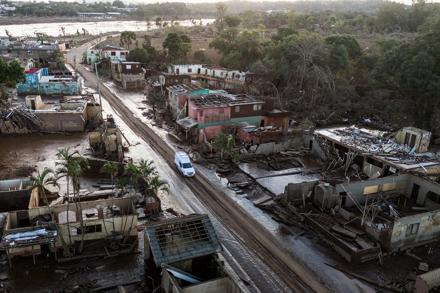 O governador Eduardo Leite assinou na quinta-feira (23) os termos que permitirão iniciar a construção de 538 casas definitivas. Trezentas residências de 44 metros quadrados, com painéis em concreto pré-fabricado, [&hellip;]