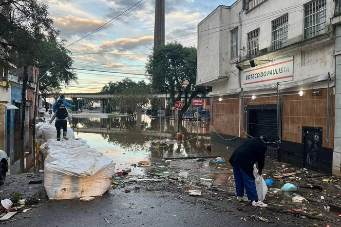 A água começou a baixar e a permitir o acesso a mais pontos do&nbsp;centro de Porto Alegre. Na manhã desta sexta-feira (17), moradores saíram às ruas desde cedo e&nbsp;perceberam o [&hellip;]