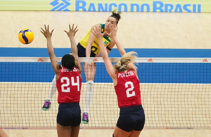 Seleção triunfou pela terceira vez na competição A&nbsp;seleção brasileira feminina de vôlei conquistou a terceira vitória consecutiva na Liga das Nações, ao vencer, nesta sexta-feira (17), no Ginásio do Maracanãzinho, [&hellip;]