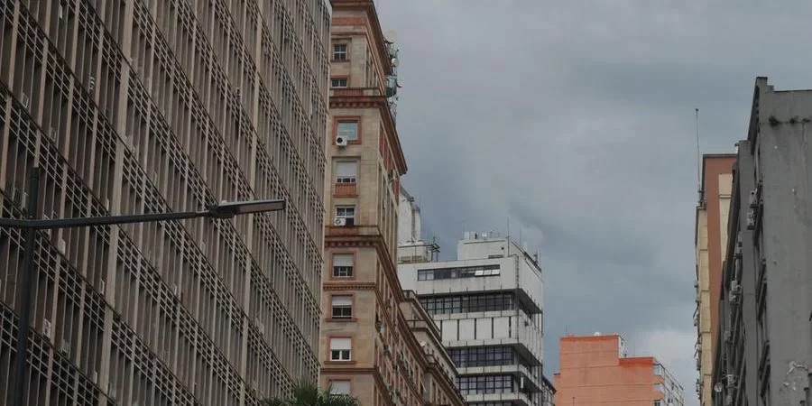 Porto Alegre terá céu nublado sem chuva, com temperatura entre 14ºC, no fim do dia, e 20ºC à tarde O ingresso de ar mais seco e frio garante um dia [&hellip;]