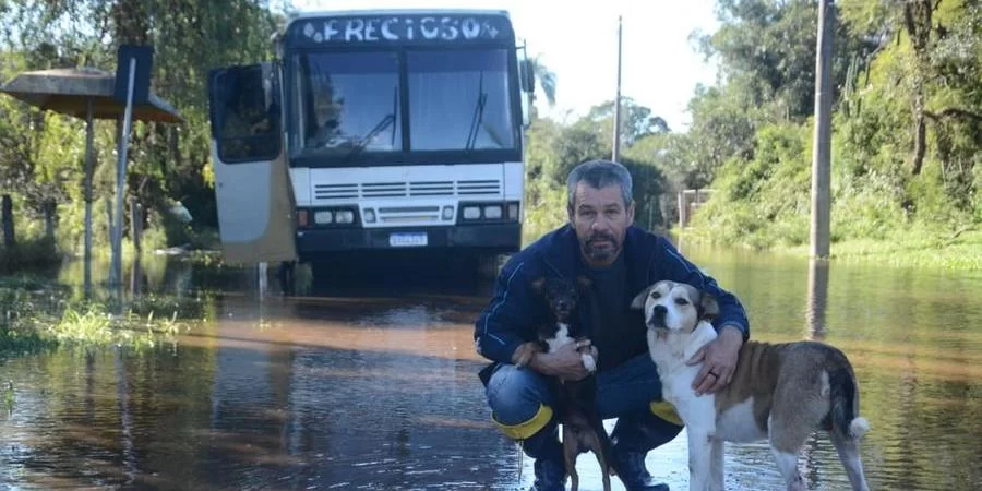 Caseiro de sítio se abriga em veículo após ter casa inundada por enchente Um ônibus particular abriga Jurandir Machado de Oliveira, de 54 anos, que é caseiro de uma propriedade [&hellip;]