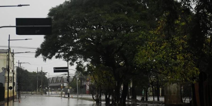 Precipitações devem ser em menor volume que o registrado na quinta-feira Uma massa de ar polar ingressa no&nbsp;Rio Grande do Sul nesta sexta-feira e derruba a temperatura no Estado. As [&hellip;]