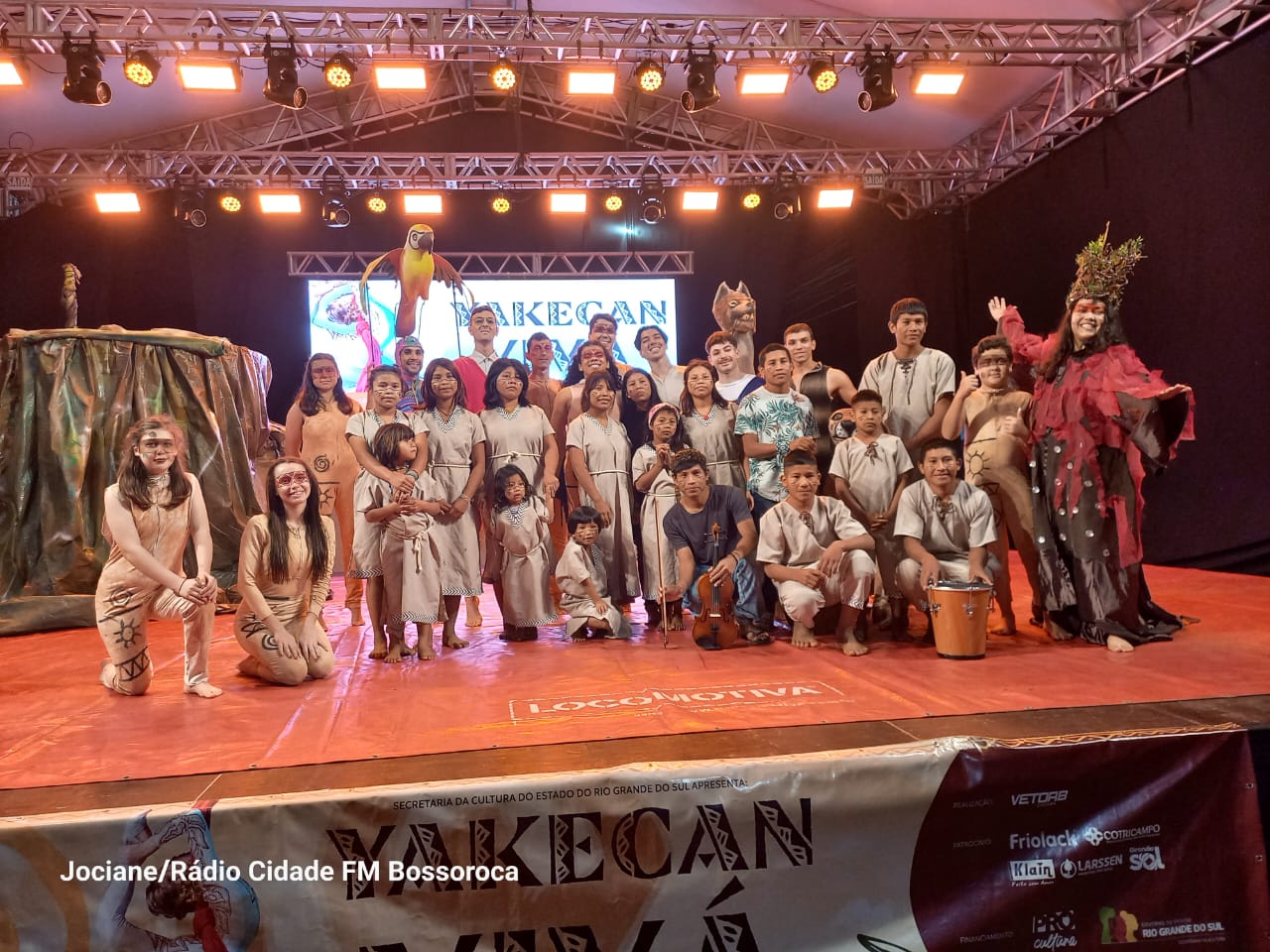 Projeto Yakecan Vivá realizou uma belíssima apresentação que encantou Bossoroca na noite de quinta-feira (30) na Praça Porfírio Pereira. O Projeto Yakecan Vivá é um espetáculo circense que tem como [&hellip;]