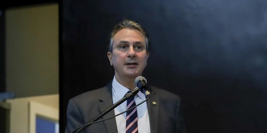 O&nbsp;ministro da Educação, Camilo Santana, anunciou que o governo federal vai investir R$ 5,5 bilhões em universidades e hospitais universitários de todo o país. O informe ocorreu nesta segunda-feira (10) [&hellip;]