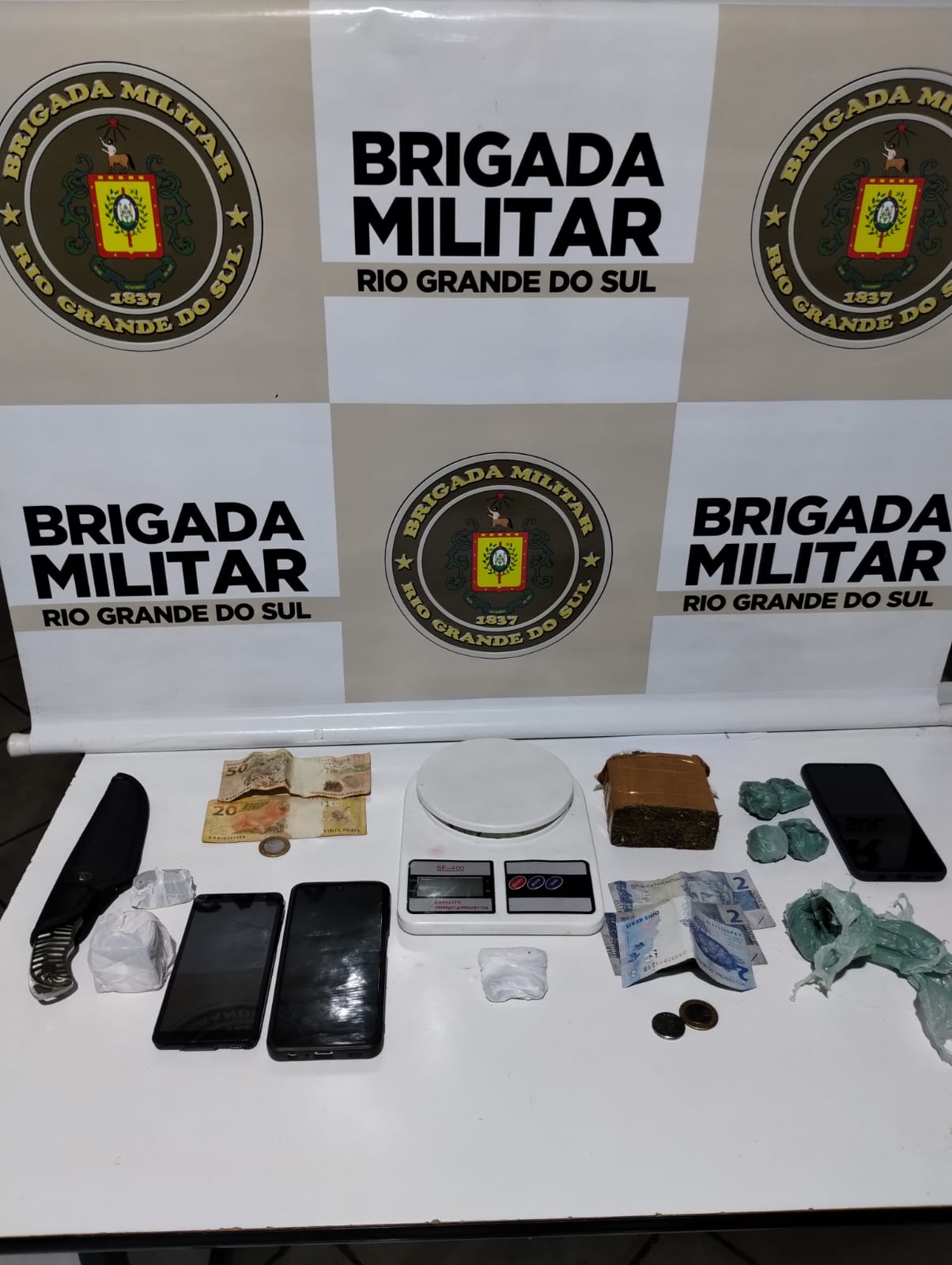 Na tarde do dia 14 de junho de 2024, após denúncia que um veículo estaria deslocando da cidade Bossoroca a Santiago levando drogas, guarnições da Brigada Militar de Santiago, abordaram [&hellip;]