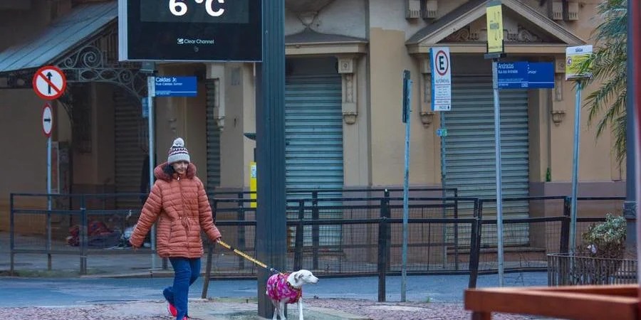 Uma massa de ar frio derrubou as temperaturas no&nbsp;Rio Grande do Sul. O amanhecer do domingo foi marcado por um frio intenso. No Centro da Capital, às 8h, os termômetros [&hellip;]