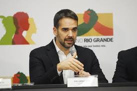 O governador Eduardo Leite lamentou a&nbsp;morte do sargento da Brigada Militar, Fabiano Oliveira, de 47 anos, que faleceu após troca de tiros com criminosos durante assalto&nbsp;a um carro-forte no Aeroporto [&hellip;]