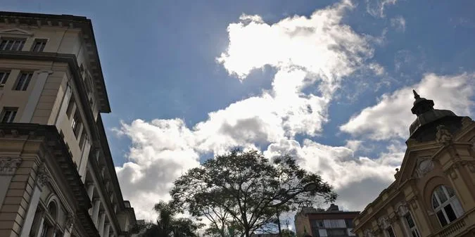 Chuva deve ocorrer em especial na região Sul n segunda metade do dia O sábado será de sol e nuvens na maioria das localidades e a temperatura dispara. A tarde [&hellip;]