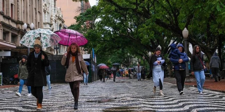 Chuva deste fim de semana vai impedir temperaturas muito baixas na maior parte das cidades O sol aparece com nuvens em parte do&nbsp;Rio Grande do Sul&nbsp;neste sábado, com predominância de [&hellip;]