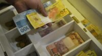 Reajuste busca manter valorização do piso salarial, conforme compromisso do presidente Lula O governo federal elevou a estimativa do salário mínimo para R$ 1.509 em 2025. A projeção inicial era [&hellip;]