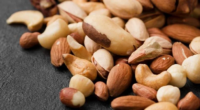 Estudo mostra que o consumo de fontes de vitamina E ajuda a reduzir o risco de esteatose hepática Castanha é uma das fontes de vitamina E | Foto: Freepik Uma pesquisa […]