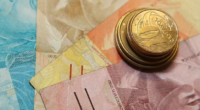 Segundo Dieese, salário extra injetará R$ 321,4 bilhões na economia A partir de 1º de dezembro, o empregado com carteira assinada começará a receber a segunda parcela | Foto: Marcos Santos […]