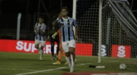 A noite desta quarta-feira, em Novo Hamburgo, foi de Arezo. Com dois gols do centroavante uruguaio, o Grêmio jogou bem e goleou o Monsoon por 3 a 0, no estádio […]