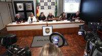 Secretaria da Segurança Pública concede entrevista coletiva nesta sexta-feira sobre a apuração envolvendo Deisi Moura dos Anjos, que está presa temporariamente Coletiva apresentando novidades sobre o caso do bolo envenenado […]