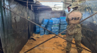 Três homens foram presos na ação; droga estava escondida em carregamento de soja A Polícia Rodoviária Federal (PRF) prendeu 3 homens e apreendeu cerca de uma tonelada e meia de […]