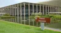 O Brasil acionou a Organização Mundial do Comércio (OMC) contra a tarifa de 50% imposta pelos Estados Unidos sobre produtos brasileiros, anunciada por Donald Trump e em vigor desde esta quarta-feira (6). A medida […]