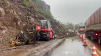 O temporal que atingiu o Rio Grande do Sul entre a noite de domingo (5) e o início desta segunda-feira (6) provocou estragos em diferentes regiões. Um desmoronamento de terra causou bloqueio parcial no […]