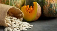 A semente de abóbora é um alimento altamente nutritivo, repleto de fibras, proteínas, antioxidantes, vitaminas e minerais como magnésio, zinco e ferro. Além de fortalecer o sistema imunológico e contribuir […]
