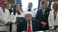 O presidente dos Estados Unidos,&nbsp;Donald Trump, assinou nesta quinta-feira (18) um decreto histórico para&nbsp;reclassificar a maconha como uma droga menos perigosa no país. A medida busca remover barreiras para a [&hellip;]