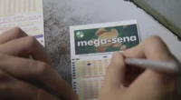 Seis apostas em todo o Brasil&nbsp;acertaram os seis números da Mega da Virada deste ano,&nbsp;sorteada nesta quinta-feira, 1º. Três das apostas que vão dividir o prêmio bilionário foram feitas on [&hellip;]