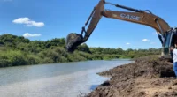 Os trabalhos da segunda etapa de&nbsp;desassoreamento do rio Vacacaí&nbsp;seguem avançando em&nbsp;São Gabriel. A iniciativa tem o objetivo de melhorar o&nbsp;fluxo das águas&nbsp;e contribuir para a prevenção de alagamentos em áreas [&hellip;]