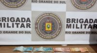 Na madrugada de sábado (14/03), a equipe da Força Tática recebeu informações de que em determinado local havia um ponto de tráfico. Realizadas diligências nas proximidades, ocasião em que foi [&hellip;]